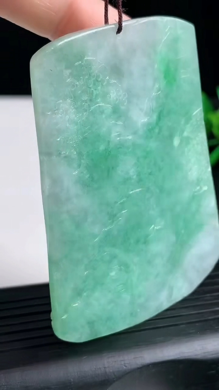 天然A货翡翠山水牌吊坠尺寸69.3-50.6-6.6重量:55.51g
3月20日