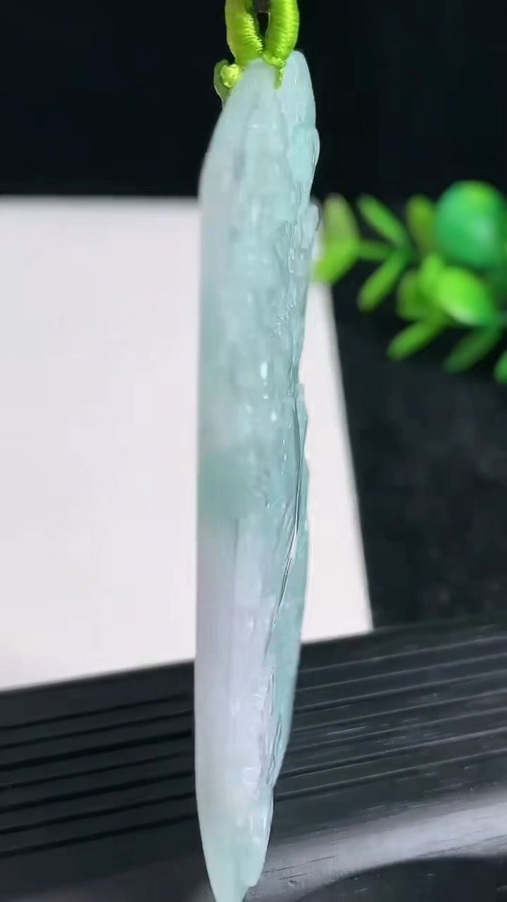 天然A货翡翠山水牌吊坠尺寸65.4-47.5-4.2重量:34.18g
3月20日