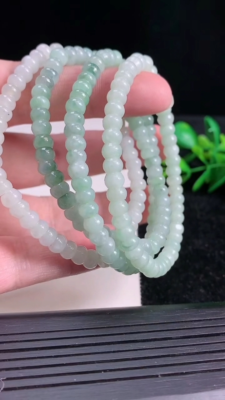 天然A货翡翠算盘珠手串四条，尺寸5.5-47颗，重:11.87g3月20日
工厂直销收藏佳品,种好水足，色泽均匀，有种有色，上手高大气！
