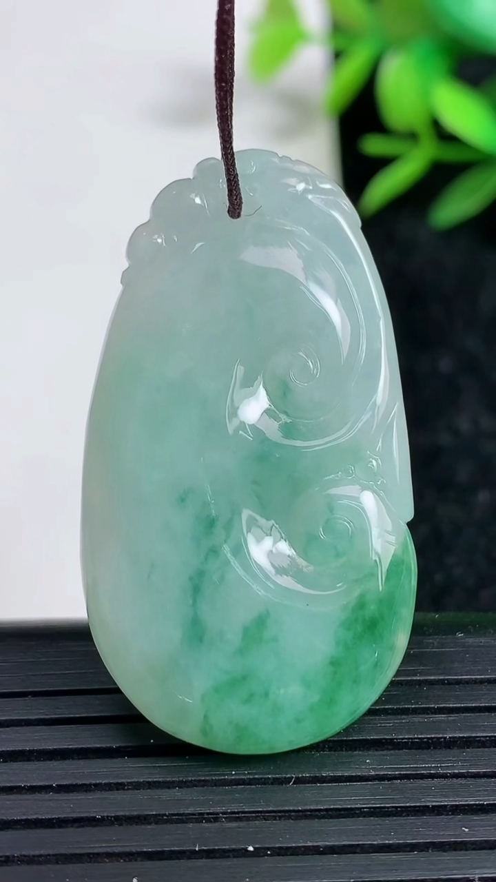 天然A货翡翠飘花如意吊坠，尺寸40.6-22.6-5.3，重:10.22g
3月20日