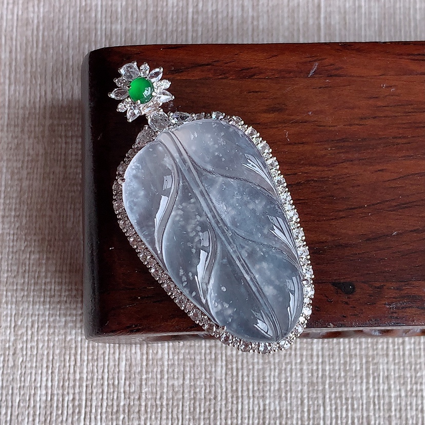 天然A货翡翠18K金伴钻镶嵌白月光叶子金枝玉叶吊坠 
尺寸42.8-21.8-8.3裸石30-18.