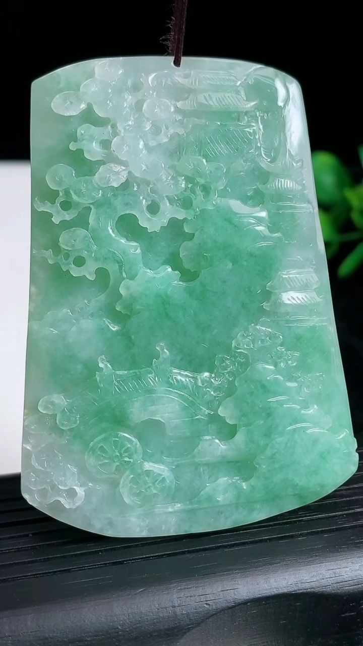 天然A货翡翠山水牌吊坠尺寸69.3-50.6-6.6重量:55.51g
3月20日