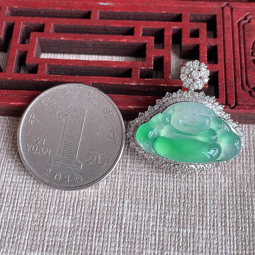 天然A货翡翠18K金伴钻镶嵌飘绿佛公吊坠 
尺寸25.8-26.8-12裸石12.8-23mm 重量5.48g 0318