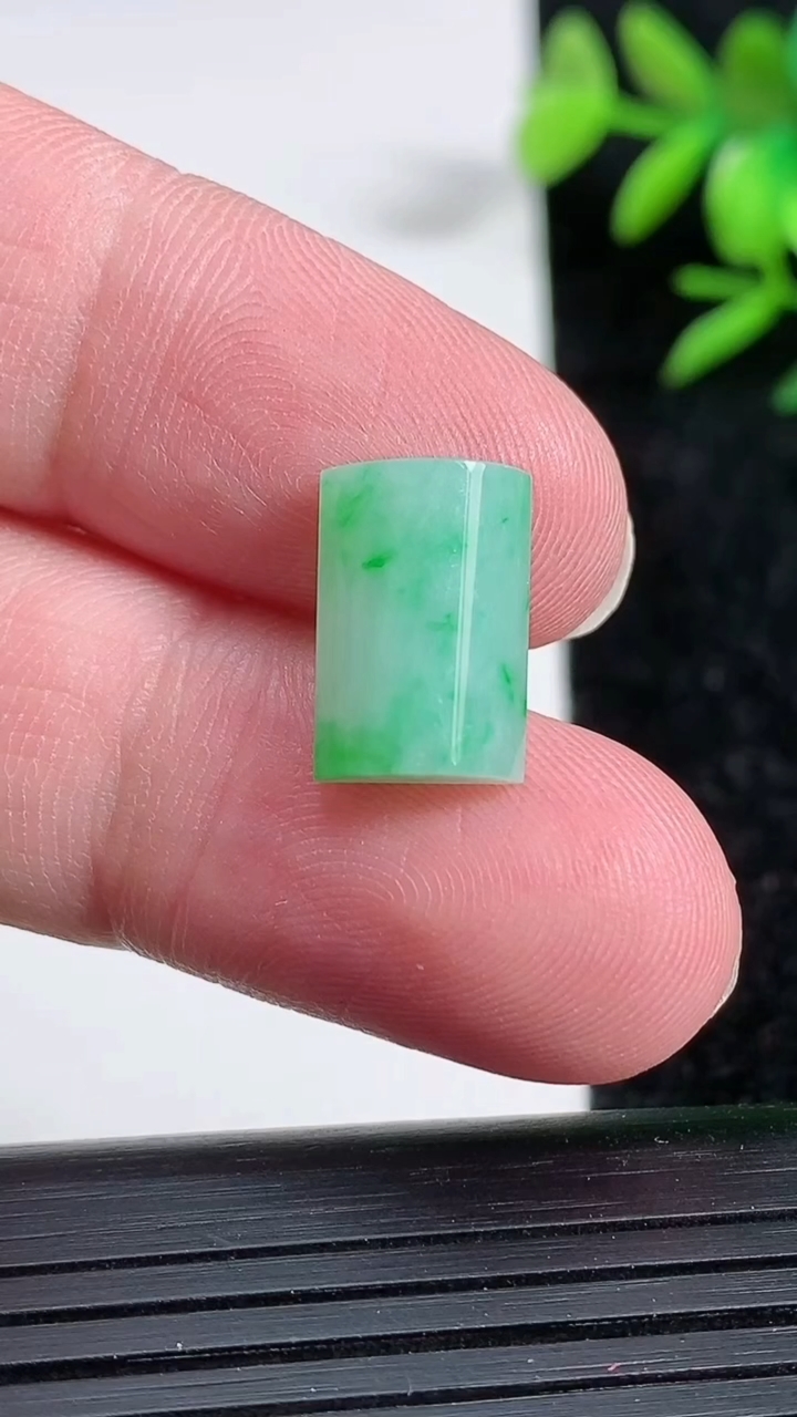 天然A货翡翠马鞍戒面，尺寸13.5-9-5.1，重:1.61g2026年3月20日
工厂直销收藏佳品