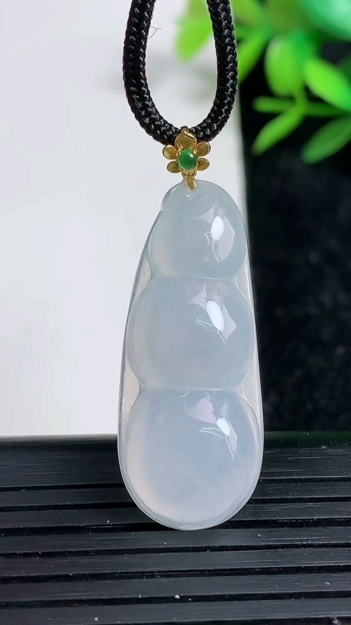 天然A货翡翠福豆吊坠，尺寸34-14-5.5，重:4.37g
3月20日