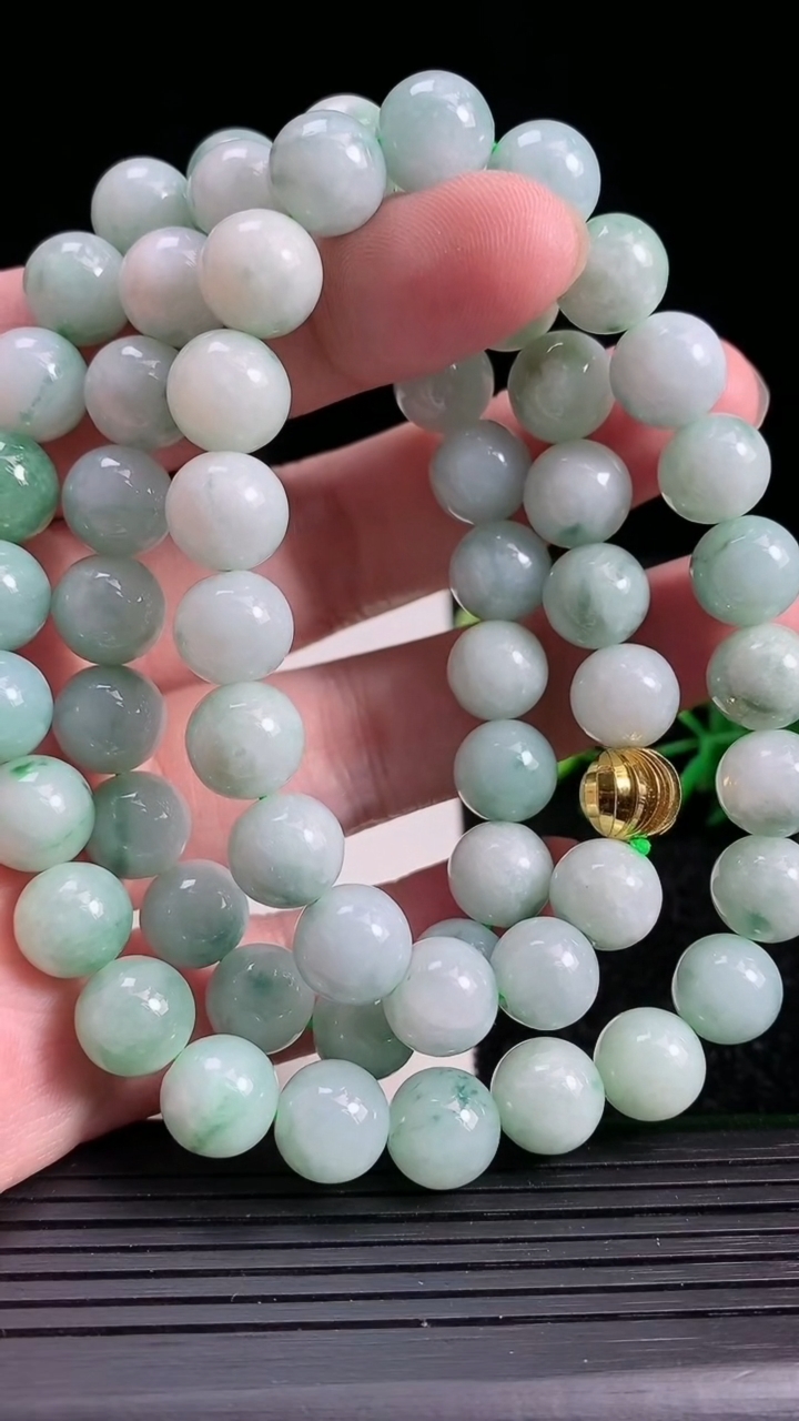 天然A货翡翠圆珠项链，尺寸10，重:127.21g3月20日
工厂直销收藏佳品,种好水足，色泽均匀，