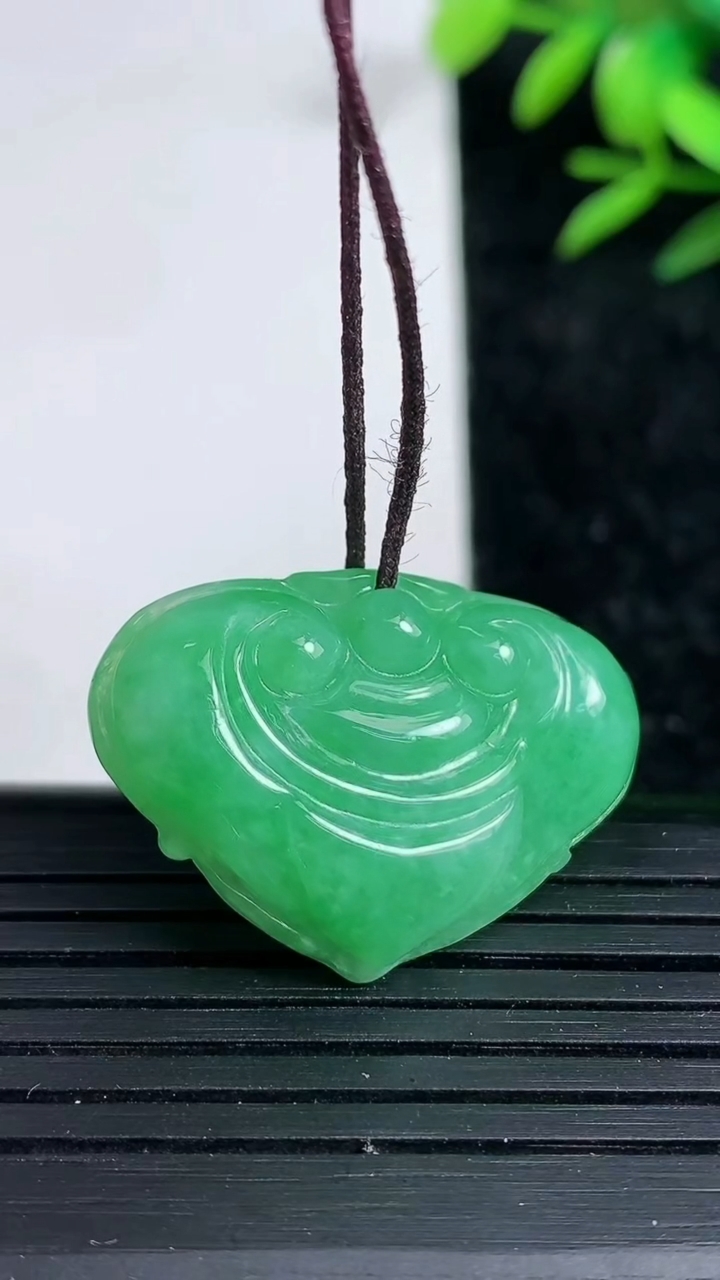 天然A货翡翠如意头吊坠，尺寸29.8-20.7-6，重:6.17g
3月20日