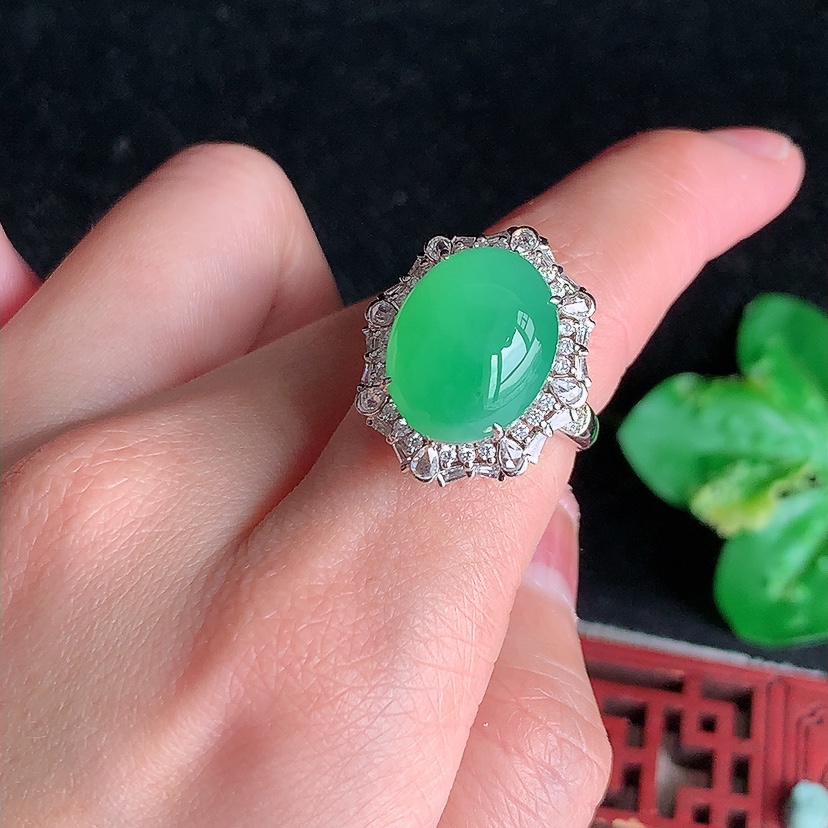 天然A货翡翠18K金伴钻镶嵌甜绿蛋面戒指吊坠两用款 圈口17裸石
尺寸15-12mm 重量8.40g 0318