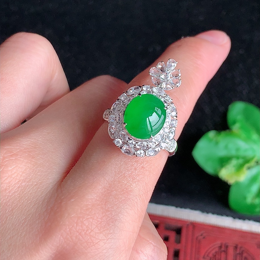 天然A货翡翠18K金伴钻镶嵌阳绿蛋面戒指吊坠两用款 圈口17.5裸石
尺寸10.2-8.5mm 重量6.60g 0318