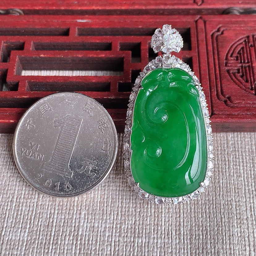 天然A货翡翠18K金伴钻镶嵌阳绿如意吊坠 
尺寸41.2-20.4-11裸石28.4-17mm 重量10.10g 0318