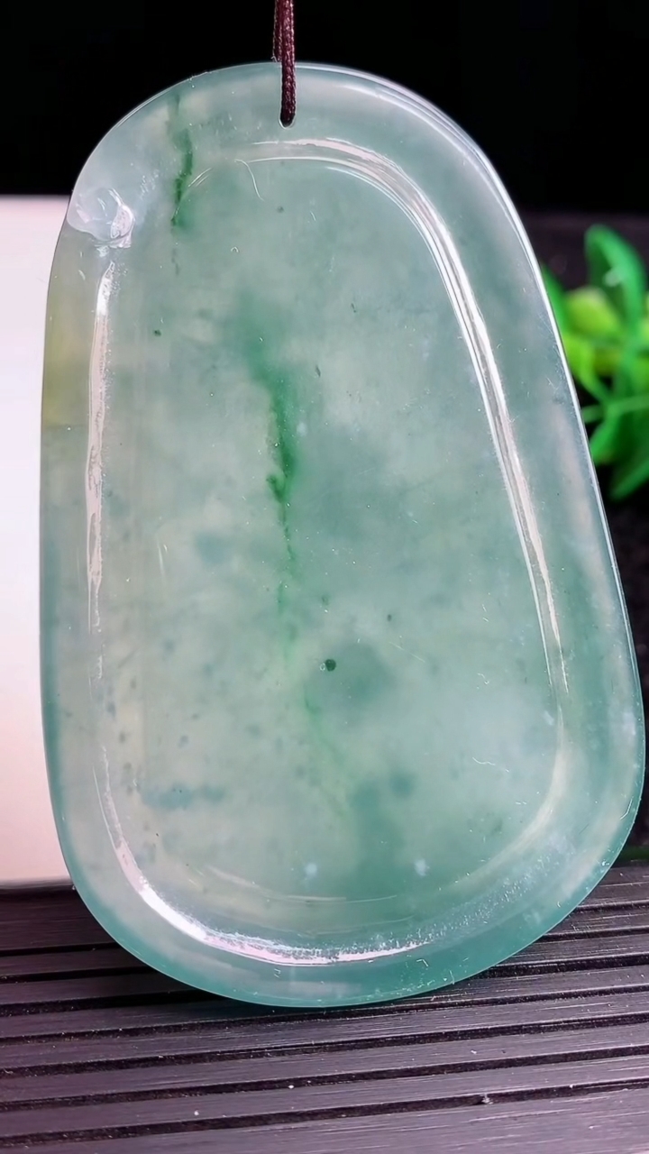 天然A货翡翠山水牌吊坠，尺寸71.6-46.5-6.2，重:44.48g
3月20日