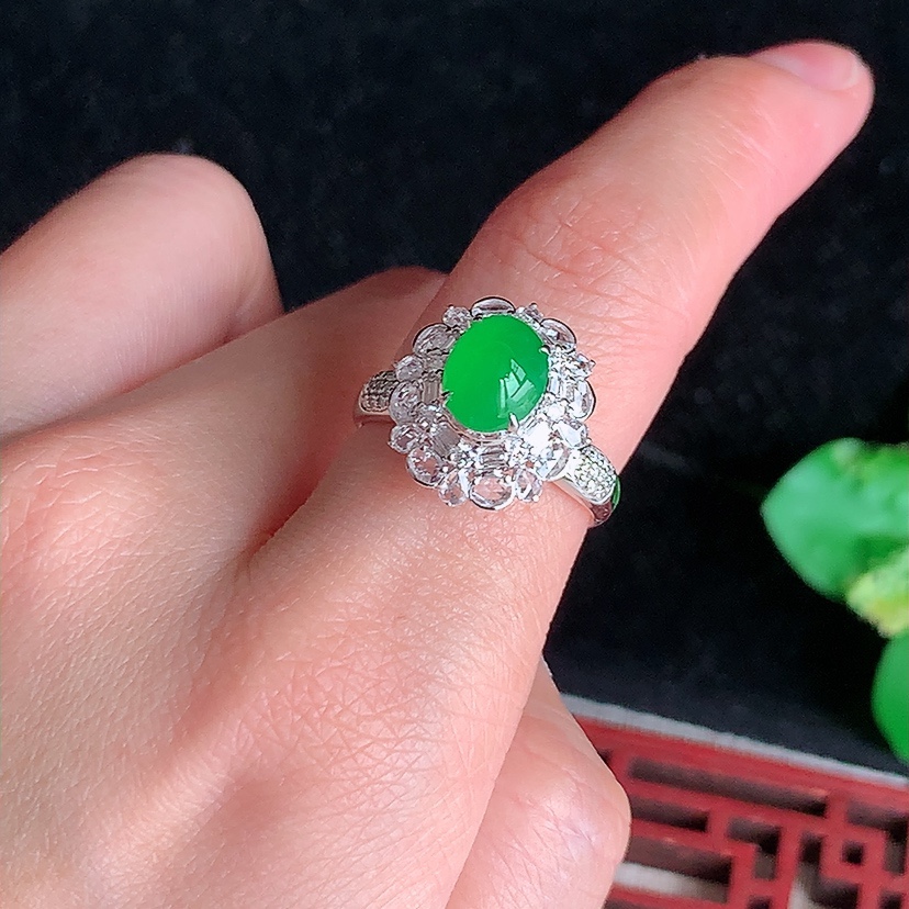 天然A货翡翠18K金伴钻镶嵌阳绿蛋面戒指 圈口17.2裸石
尺寸7.7-6mm 重量4.05g 0318