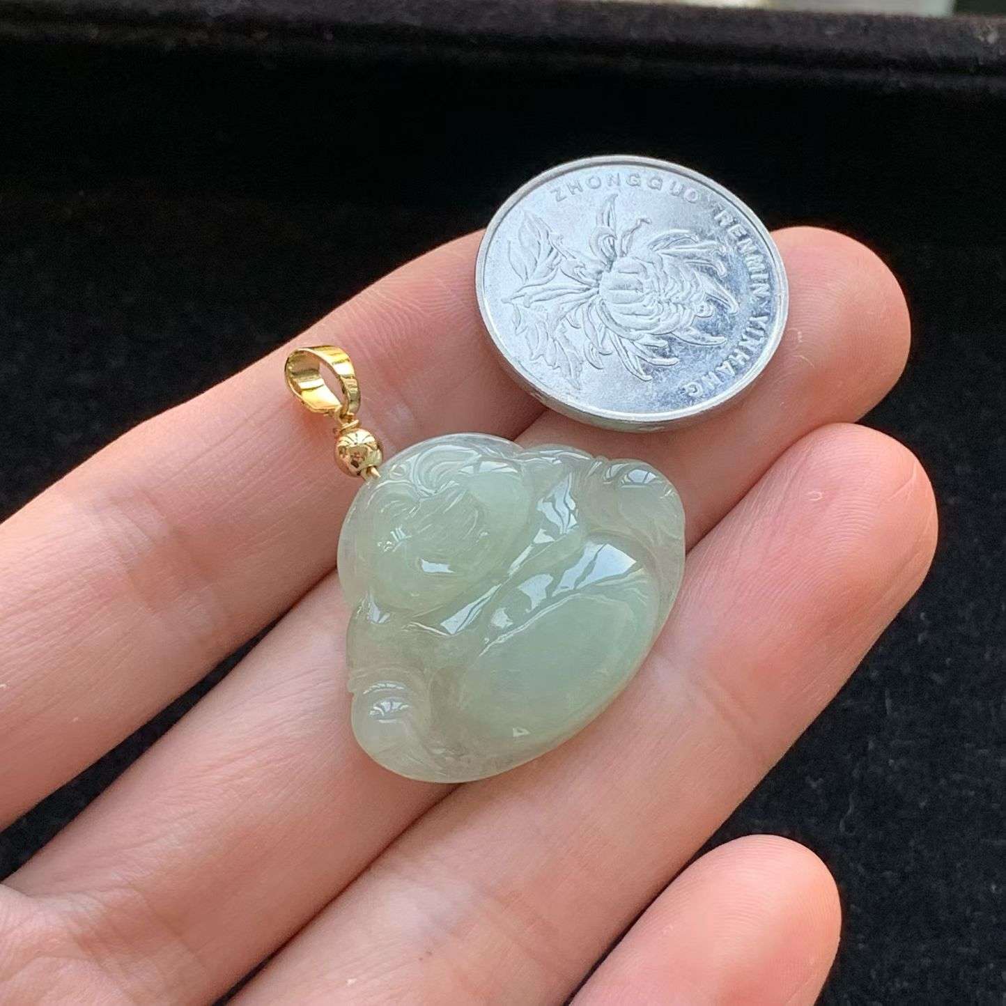 A货天然翡翠冰糯种925银底色佛公吊坠重量6.62
3月20日