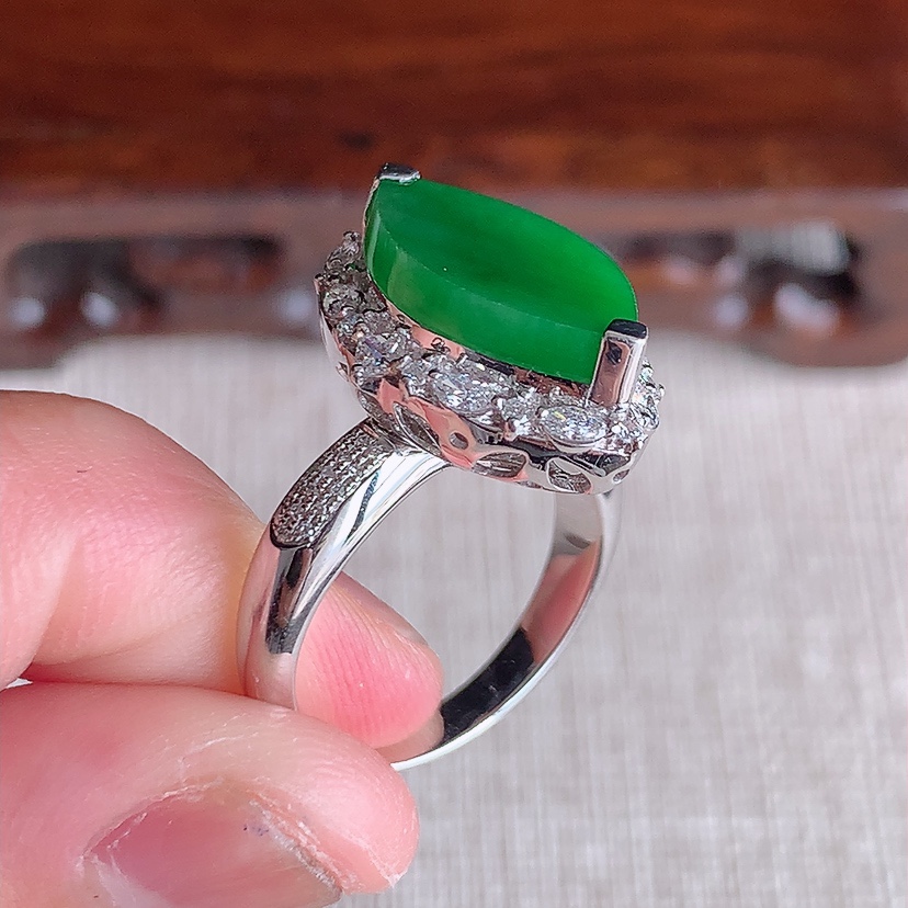 天然A货翡翠天然A货翡翠18K金伴钻镶嵌阳绿水滴戒指 圈口17.3裸石
尺寸17.7-9.3mm 重量6.08g 0318