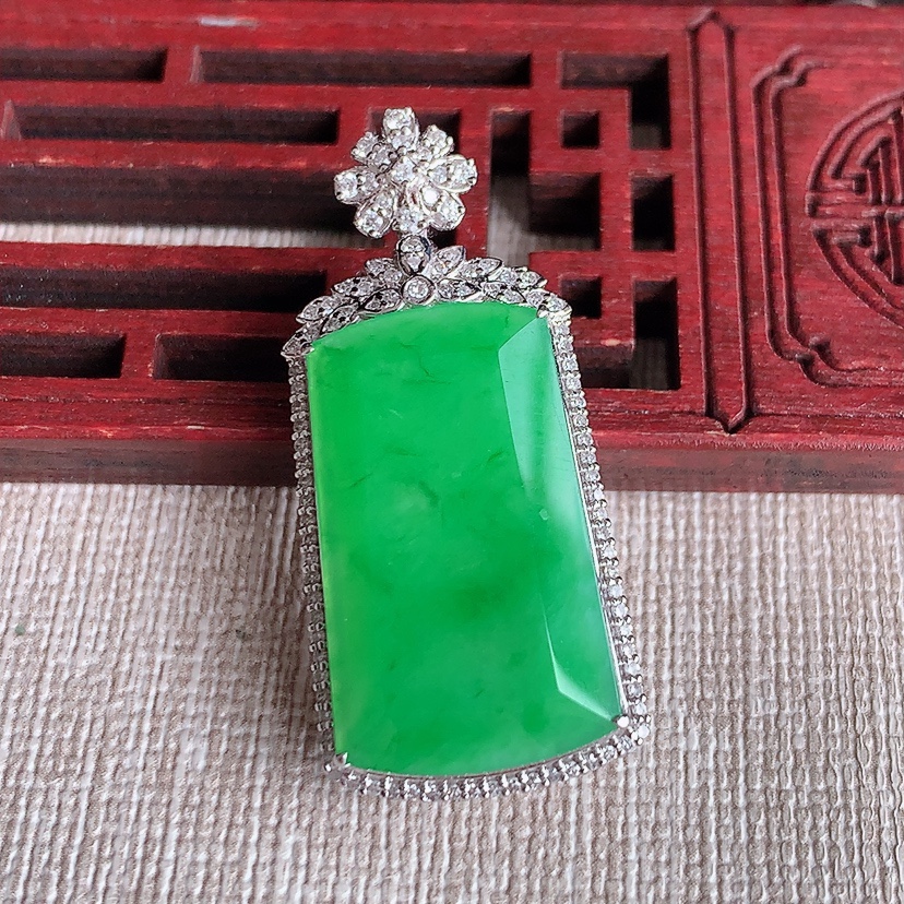 天然A货翡翠18K金伴钻镶嵌满绿无事牌吊坠 
尺寸37.4-17-9.4裸石24.6-14.4mm 重量7.25g 0318