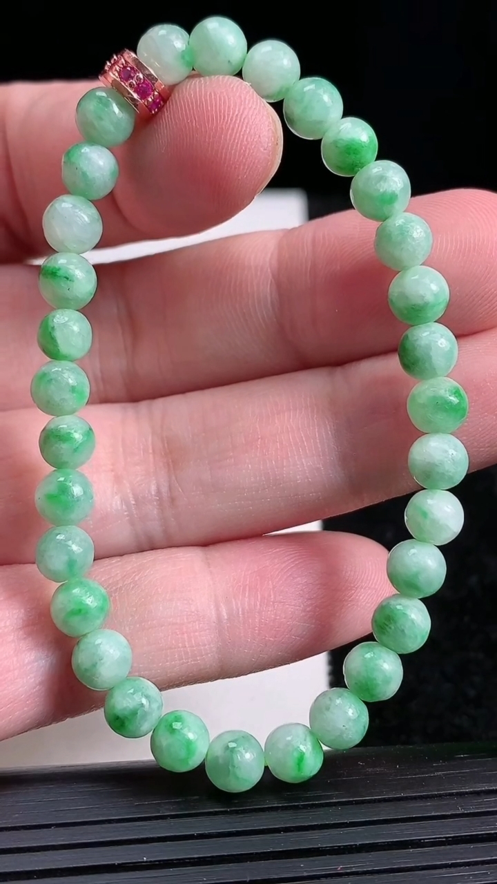 天然A货翡翠圆珠手串，尺寸5.8-31颗，重:10.27g3月20日
工厂直销收藏佳品,种好水足，色泽均匀，有种有色，上手高大气！