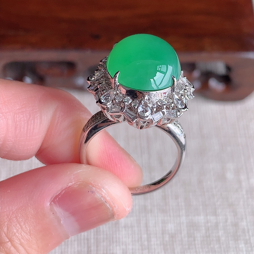 天然A货翡翠18K金伴钻镶嵌甜绿蛋面戒指吊坠两用款 圈口17裸石
尺寸15-12mm 重量8.40g 0318