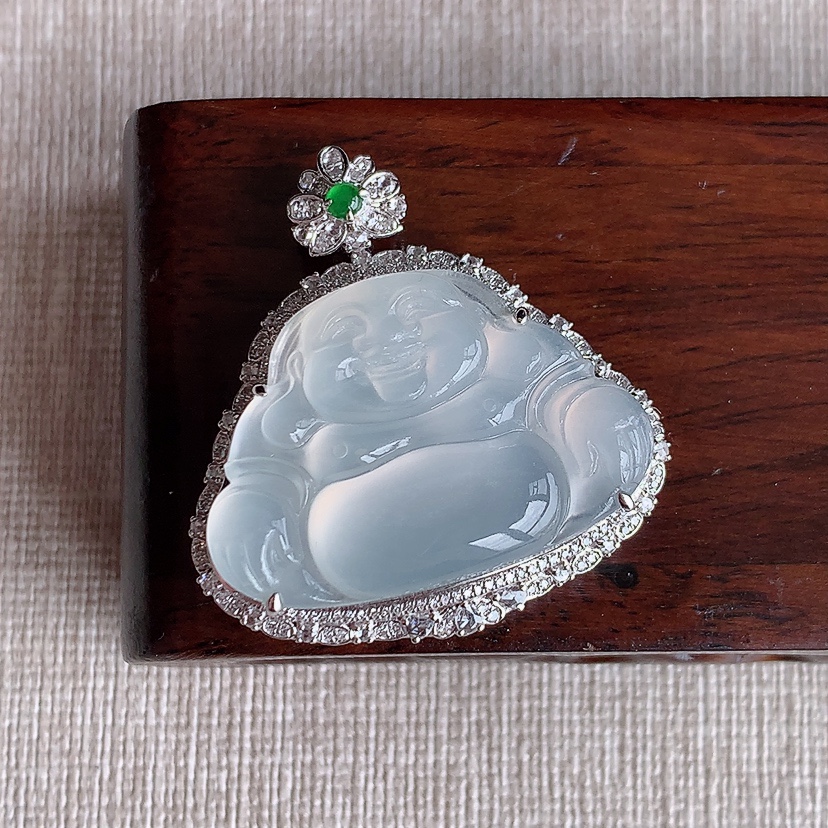 天然A货翡翠18K金伴钻镶嵌白月光佛公吊坠 
尺寸34-32.4-10.7裸石20.4-29.5mm