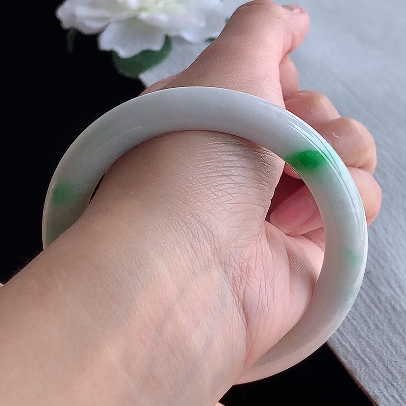 天然A货翡翠淡春带彩淡紫罗兰飘绿圆条手镯57-58圈口  
尺寸57-9.7mm 0318