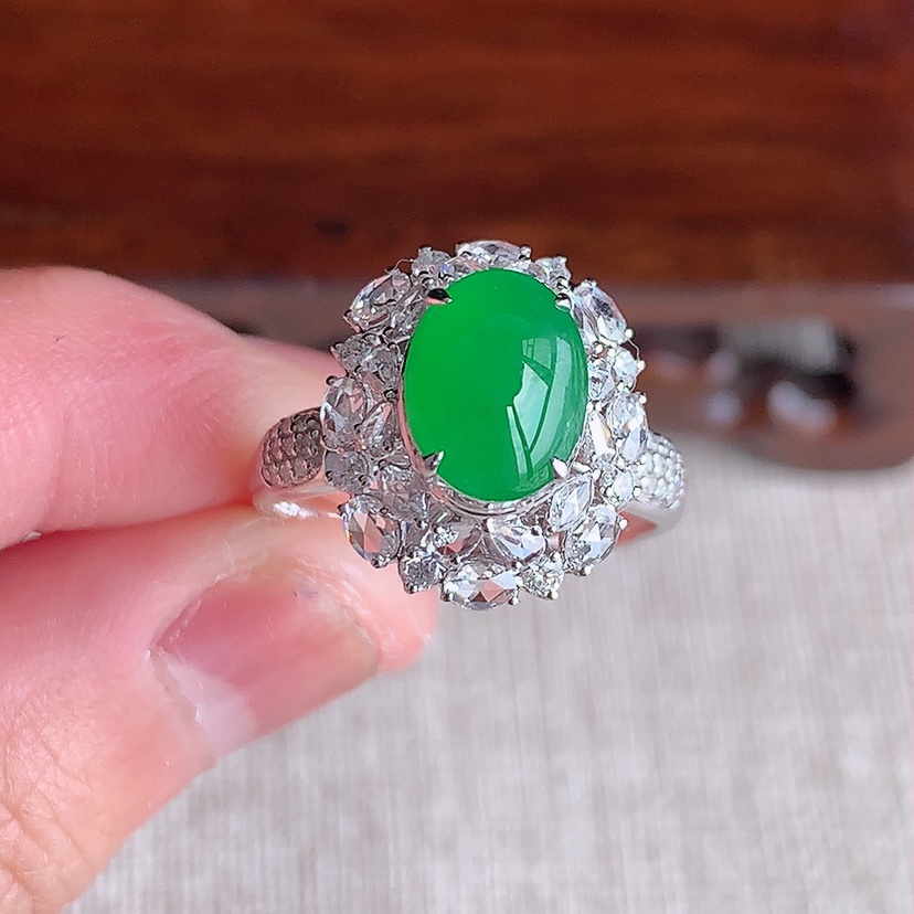 天然A货翡翠18K金伴钻镶嵌阳绿蛋面戒指 圈口17.4裸石
尺寸9-6.8mm 重量4.00g 03