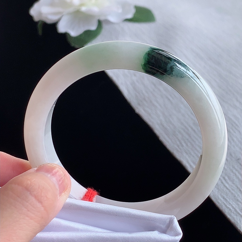 天然A货翡翠飘花正装正圈手镯55-56圈口  
尺寸55-11.4-8mm 0318