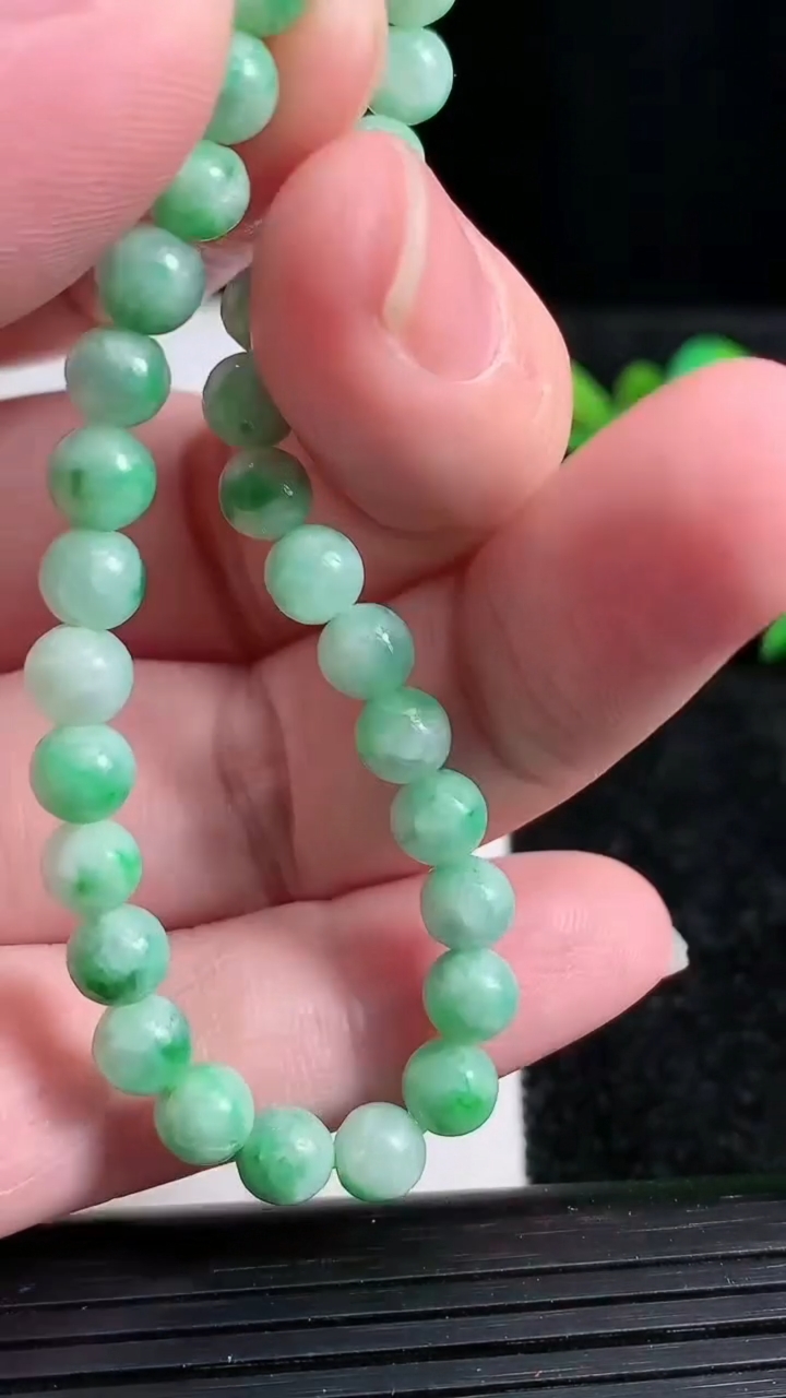 天然A货翡翠圆珠手串，尺寸5.8-31颗，重:10.27g3月20日
工厂直销收藏佳品,种好水足，色泽均匀，有种有色，上手高大气！