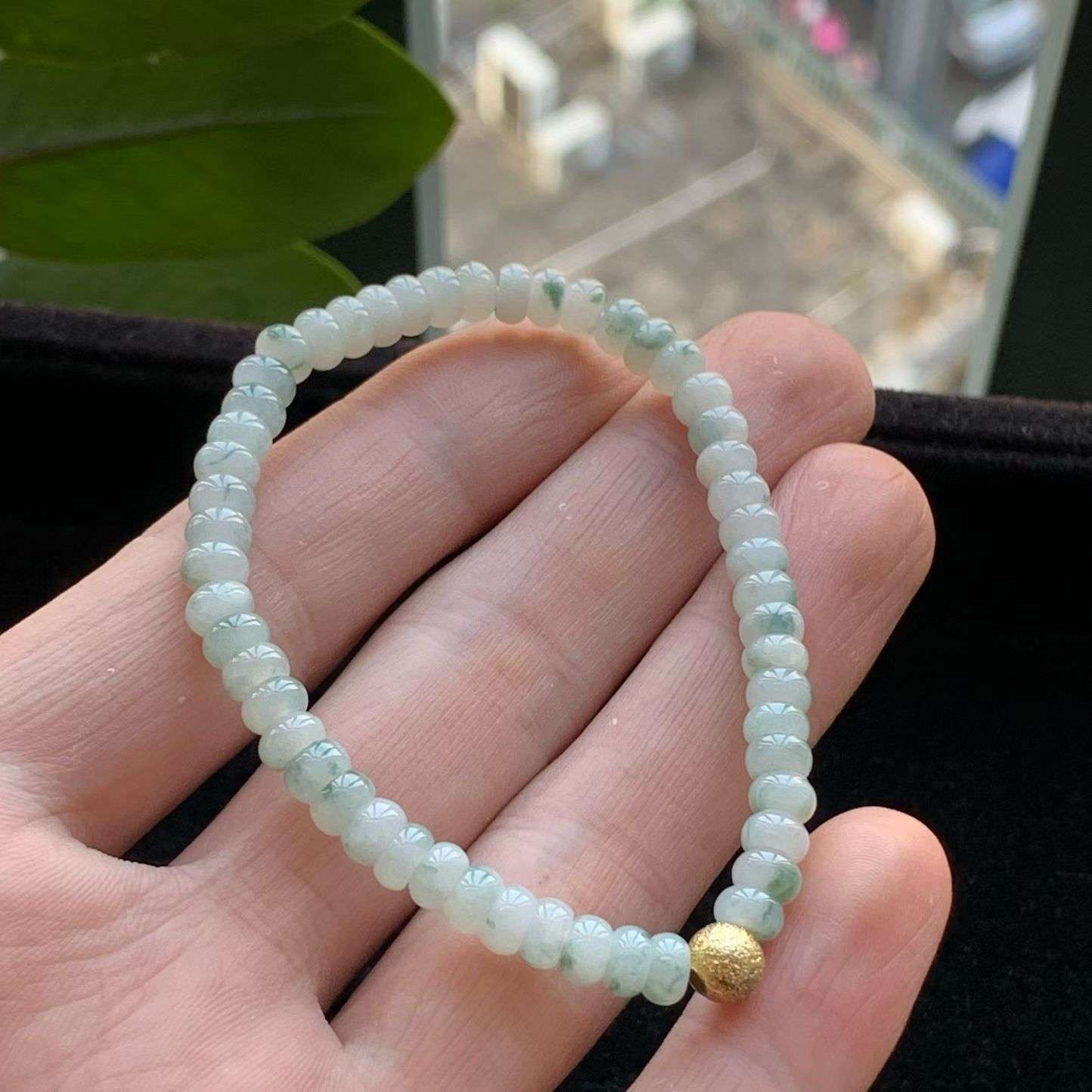 A货天然翡翠冰糯种飘花算盘珠手链52颗重量10.73
3月20日