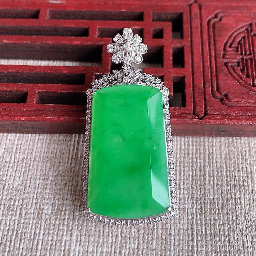 天然A货翡翠18K金伴钻镶嵌满绿无事牌吊坠 
尺寸37.4-17-9.4裸石24.6-14.4mm 