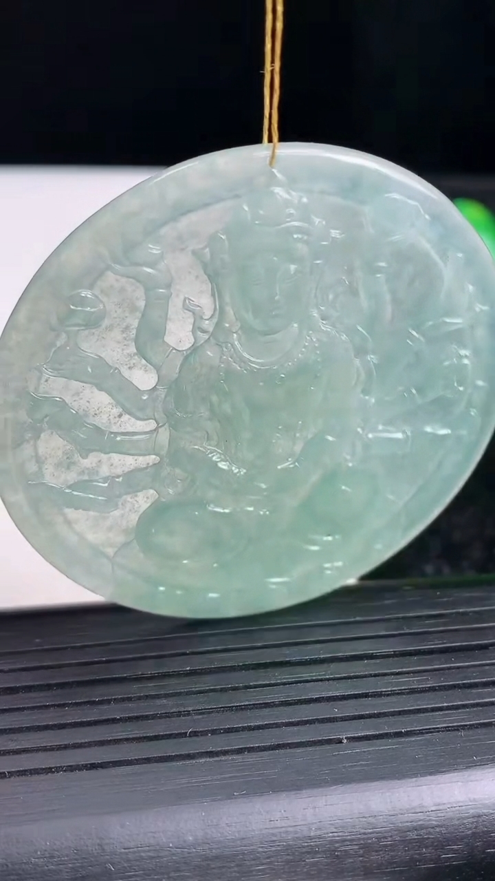 天然A货翡翠千手观音吊坠，尺寸55.5-3.7，重:23.47g
3月20日