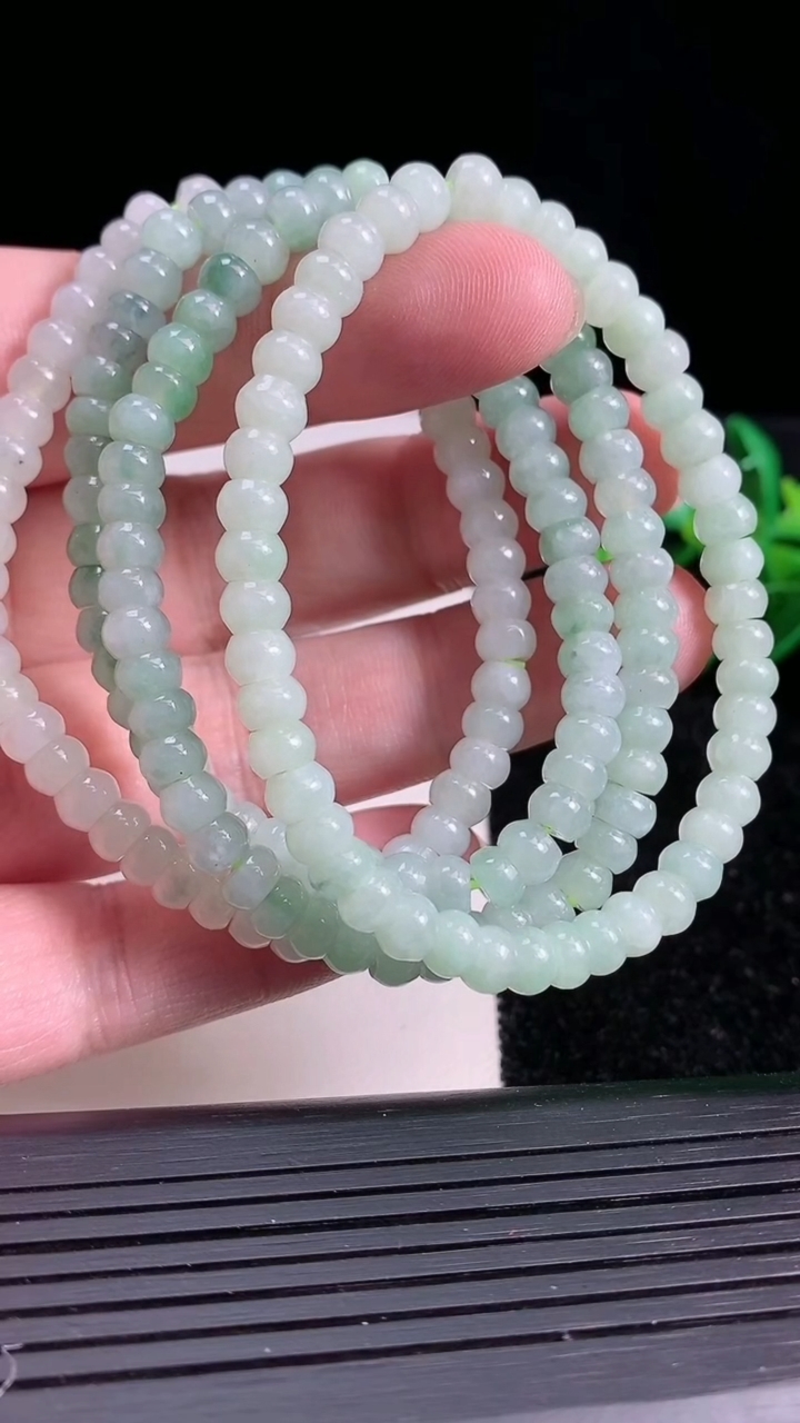 天然A货翡翠算盘珠手串四条，尺寸5.5-47颗，重:11.87g3月20日
工厂直销收藏佳品,种好水足，色泽均匀，有种有色，上手高大气！