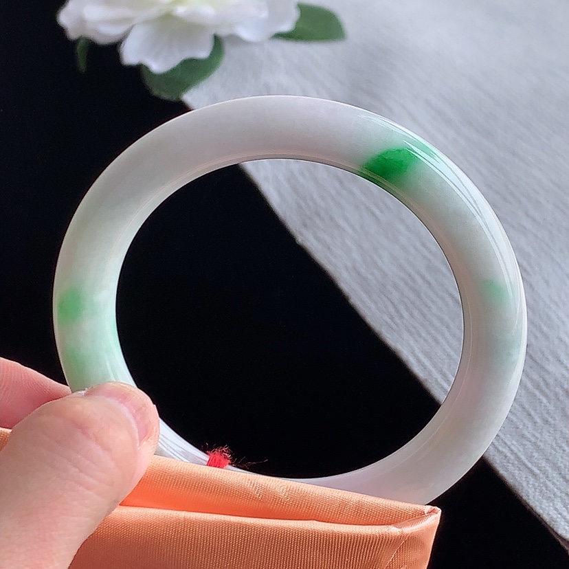 天然A货翡翠淡春带彩淡紫罗兰飘绿圆条手镯57-58圈口  
尺寸57-9.7mm 0318