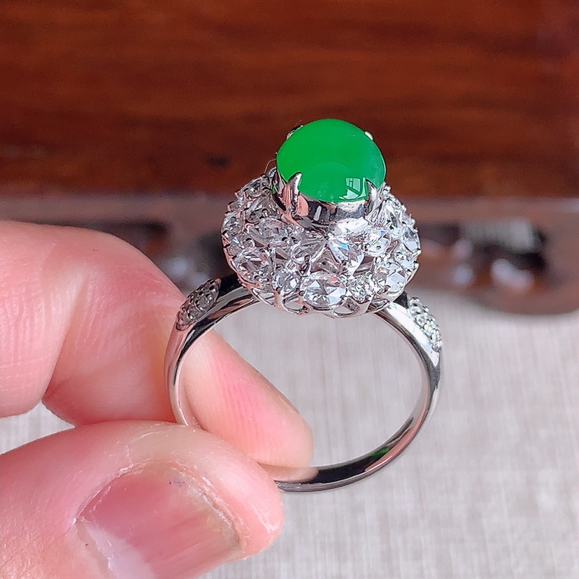 天然A货翡翠18K金伴钻镶嵌阳绿蛋面戒指 圈口17.4裸石
尺寸9-6.8mm 重量4.00g 0318