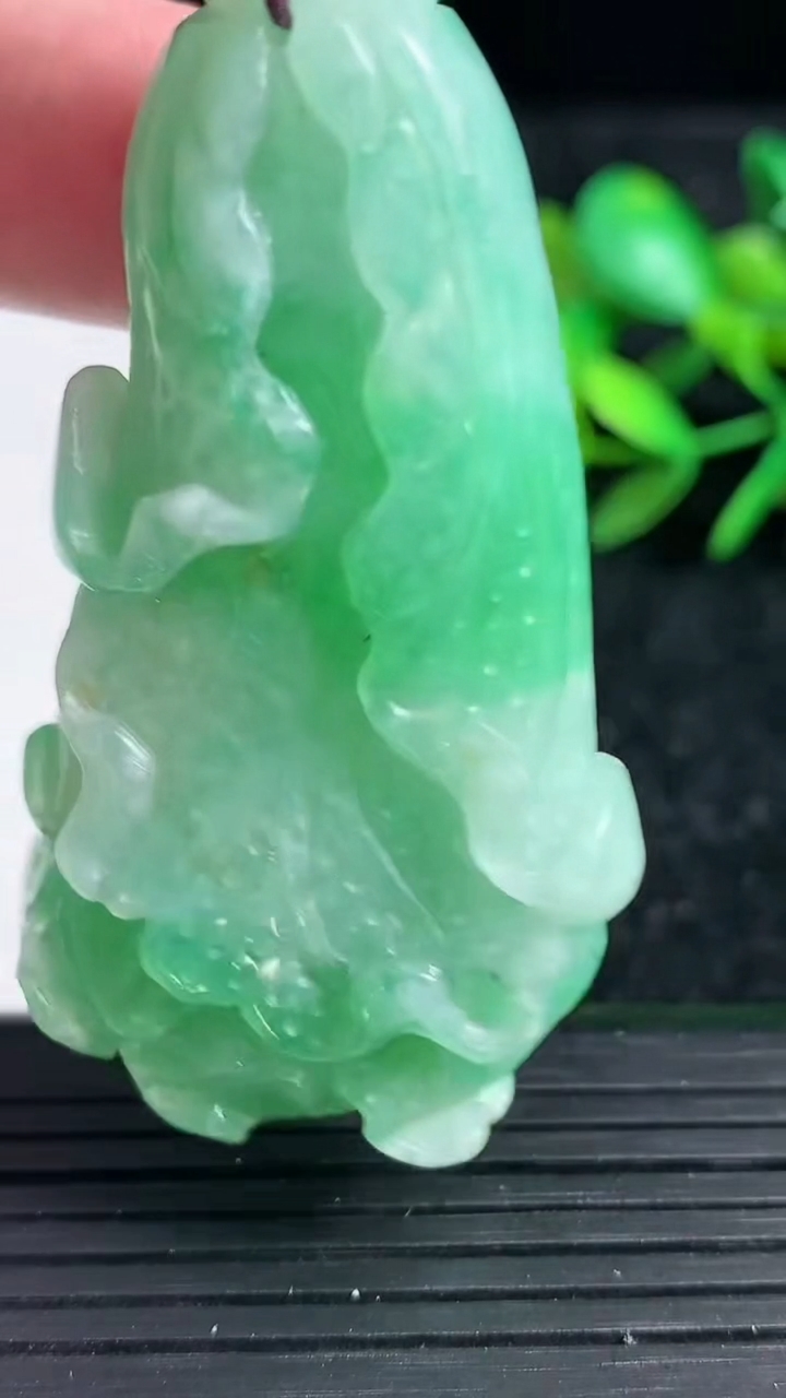 天然A货翡翠白菜吊坠，尺寸58-30.5-12.5，重:42.69g
3月20日