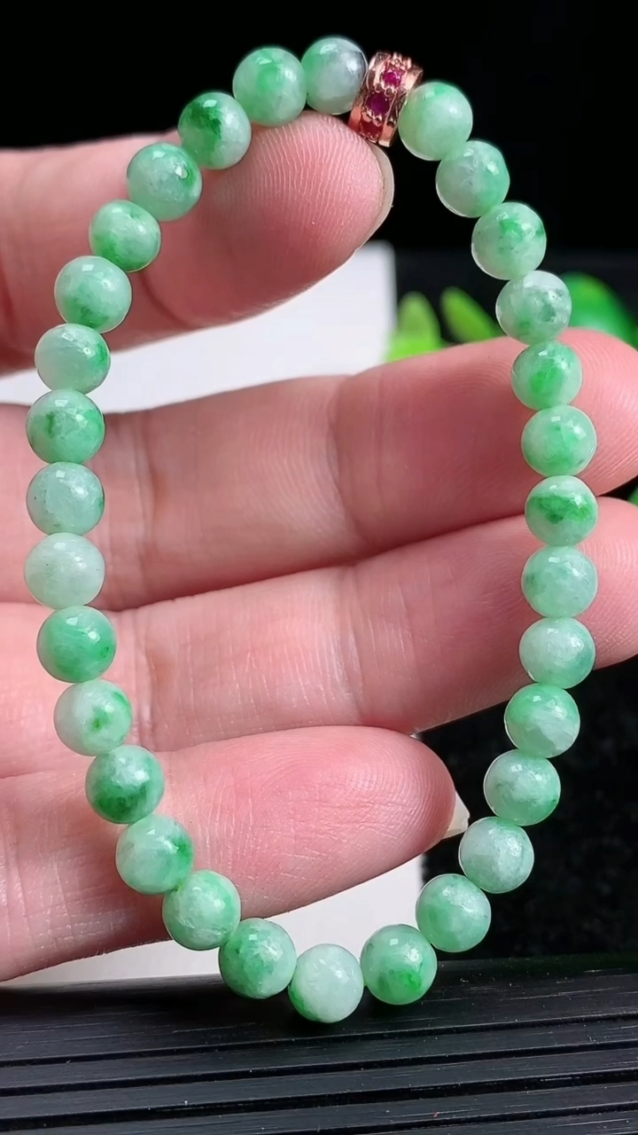 天然A货翡翠圆珠手串，尺寸5.8-31颗，重:10.27g3月20日
工厂直销收藏佳品,种好水足，色