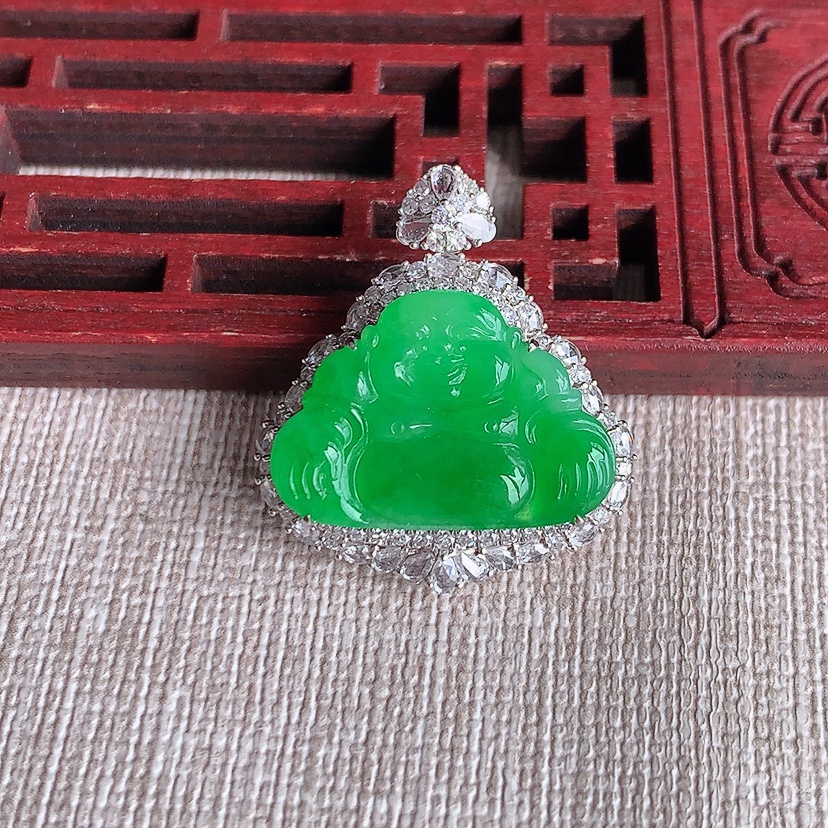 天然A货翡翠18K金伴钻镶嵌阳绿佛公吊坠 
尺寸26.3-23.4-8.8裸石14-20.5mm 重量6.14g 0318