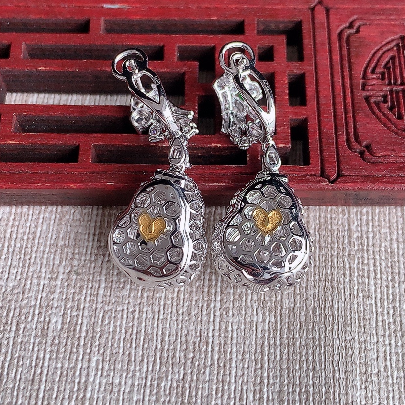 天然A货翡翠18K金伴钻镶嵌白月光葫芦耳坠 
尺寸12-10-10.3mm 重量9.26g 0318