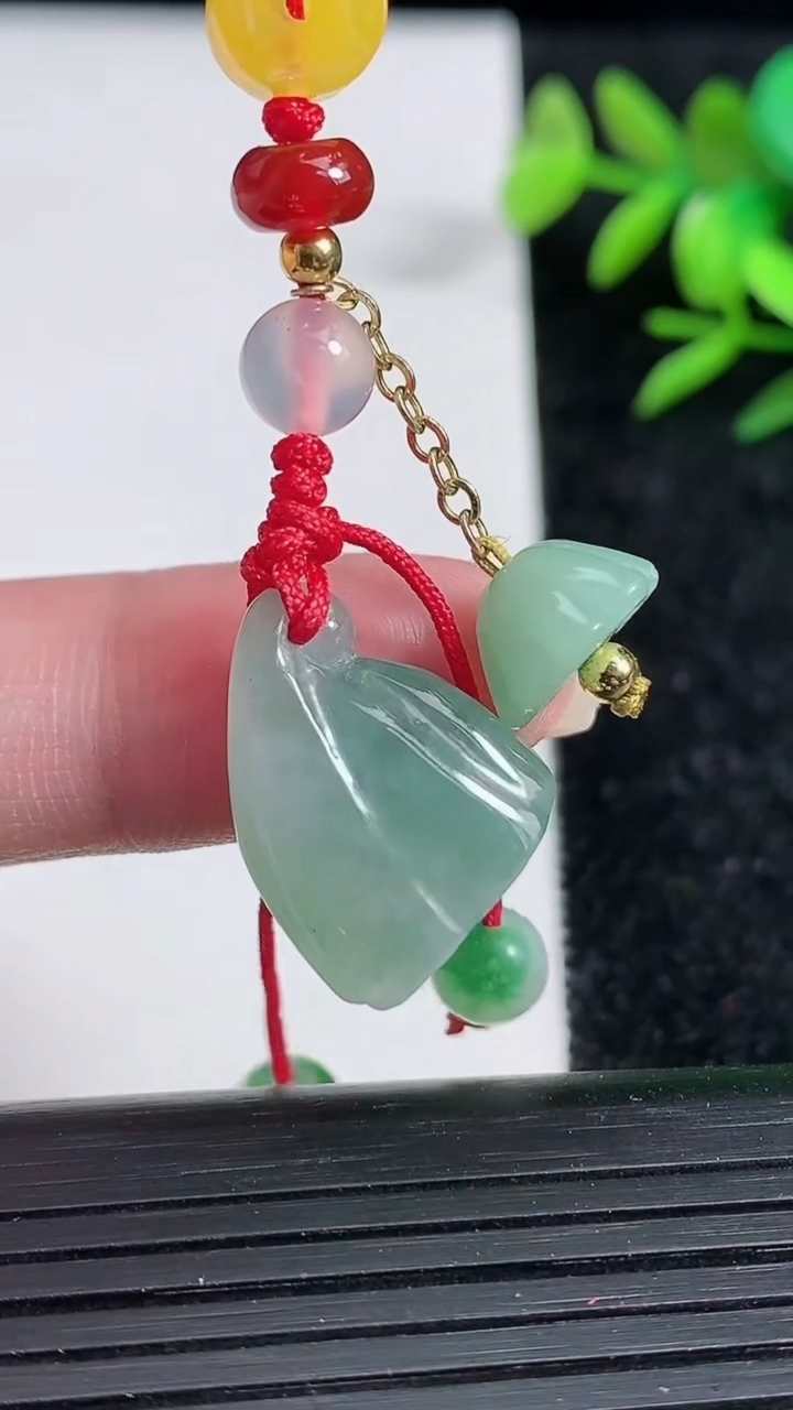 天然A货翡翠莲蓬吊坠，尺寸20.2-15.1-11，重:4.61g
3月20日