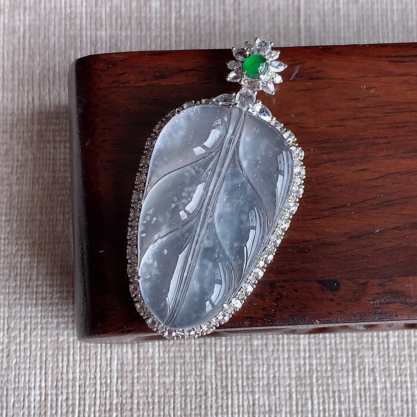 天然A货翡翠18K金伴钻镶嵌白月光叶子金枝玉叶吊坠 
尺寸42.8-21.8-8.3裸石30-18.8mm 重量7.76g 0318