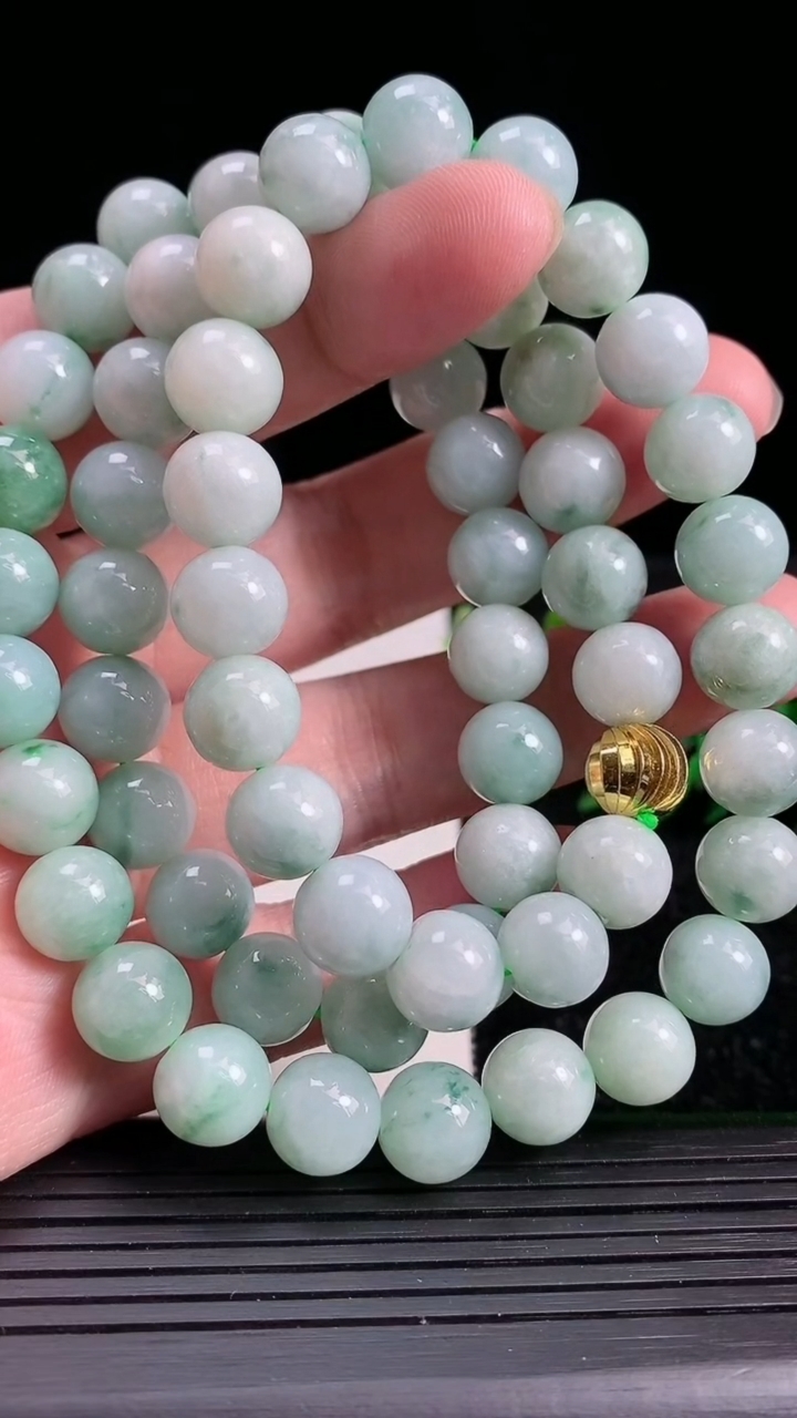 天然A货翡翠圆珠项链，尺寸10，重:127.21g3月20日
工厂直销收藏佳品,种好水足，色泽均匀，有种有色，上手高大气！