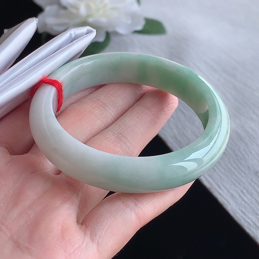 天然A货翡翠飘绿正装正圈手镯52-53小圈口  
尺寸52.5-12-7.7mm 0318