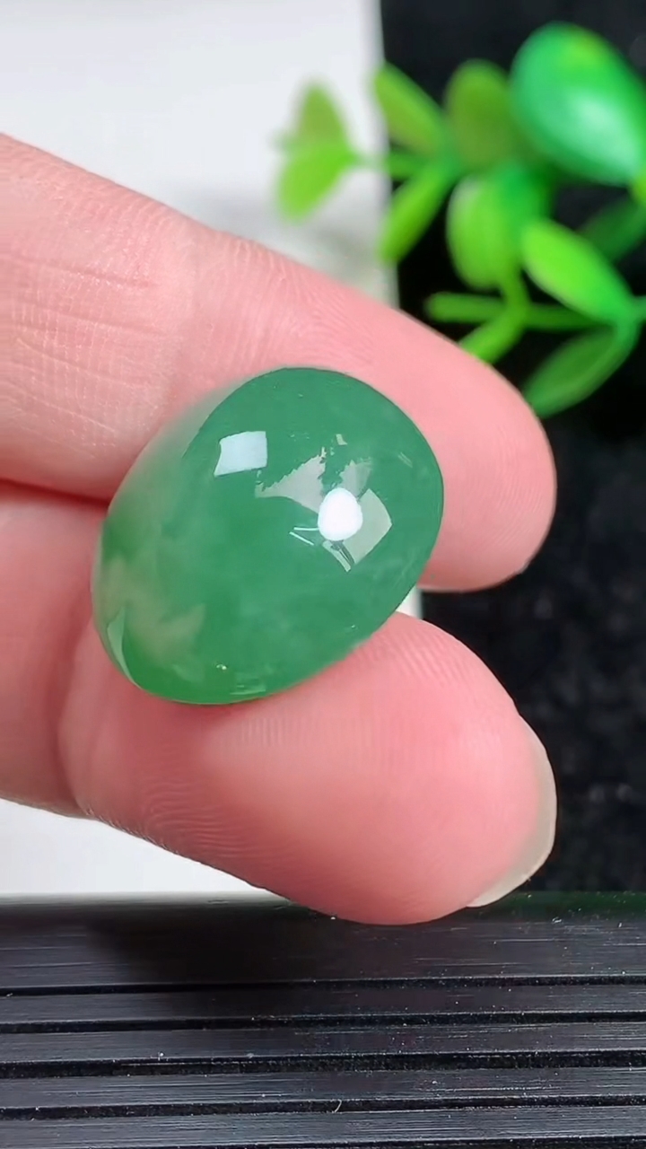 天然A货翡翠蛋面镶嵌件，尺寸21.2-18-10.5，重:6.25g
3月20日