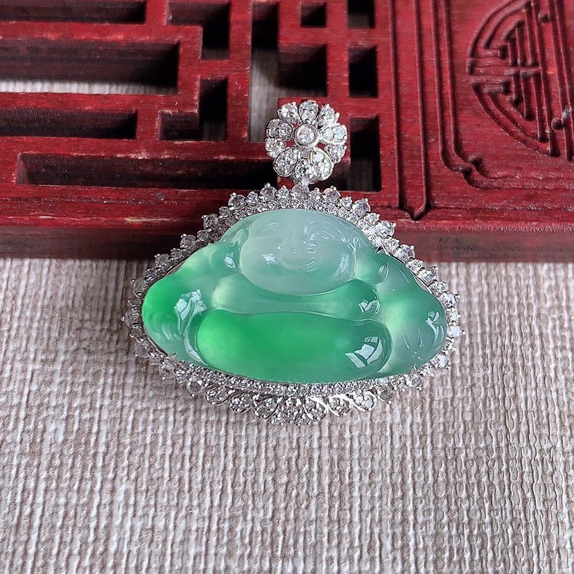 天然A货翡翠18K金伴钻镶嵌飘绿佛公吊坠 
尺寸25.8-26.8-12裸石12.8-23mm 重量