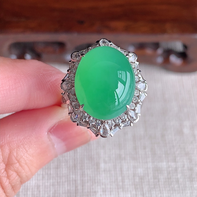 天然A货翡翠18K金伴钻镶嵌甜绿蛋面戒指吊坠两用款 圈口17裸石
尺寸15-12mm 重量8.40g