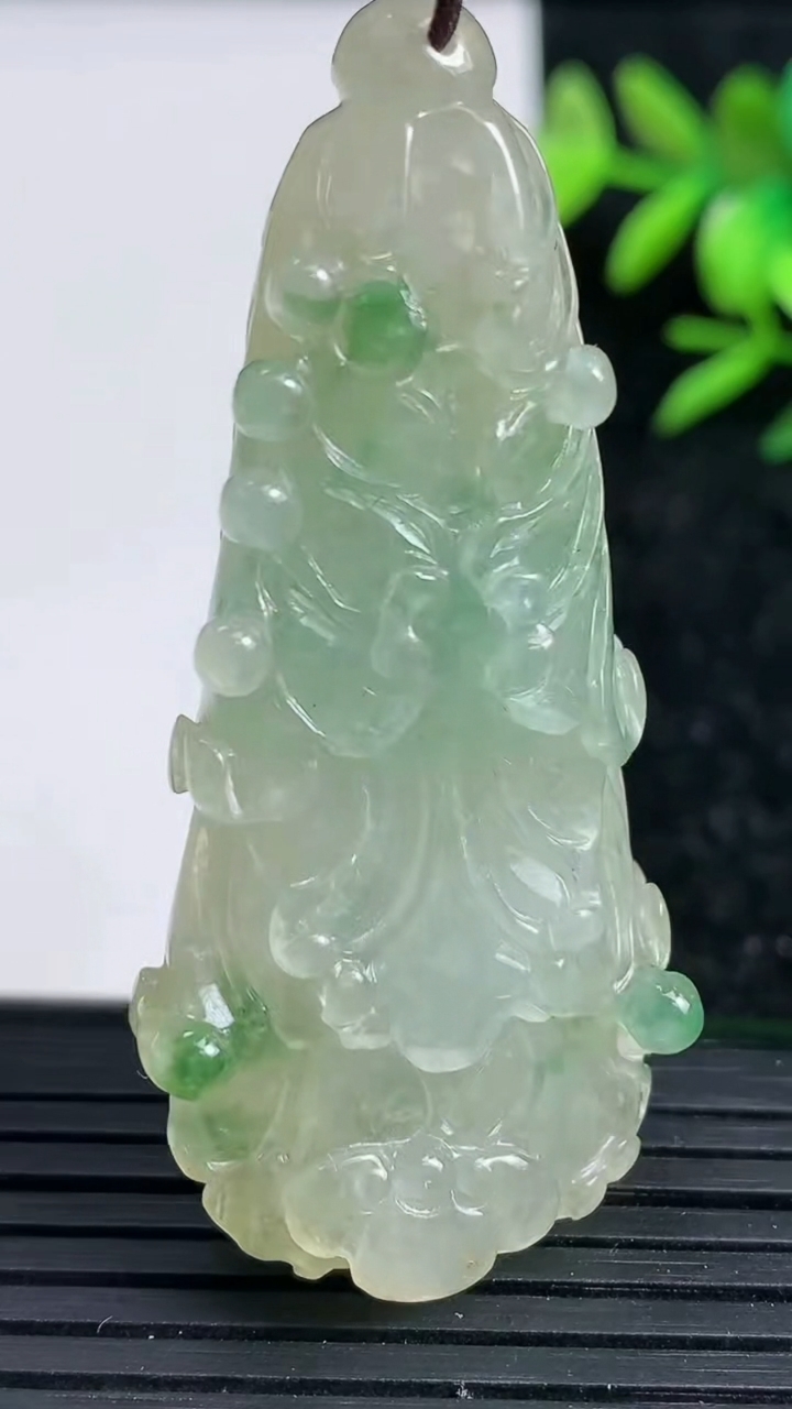 天然A货翡翠白菜吊坠，尺寸55.2-26-12.6，重:22.68g
3月20日