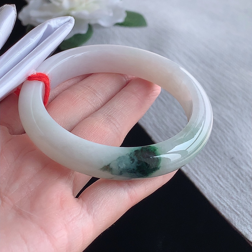 天然A货翡翠飘花正装正圈手镯55-56圈口  
尺寸55-11.4-8mm 0318