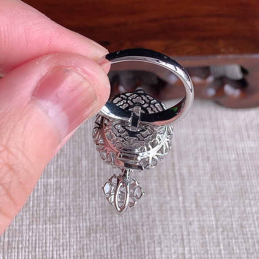 天然A货翡翠18K金伴钻镶嵌阳绿蛋面戒指吊坠两用款 圈口17.3裸石
尺寸11-8.6mm 重量6.70g 0318