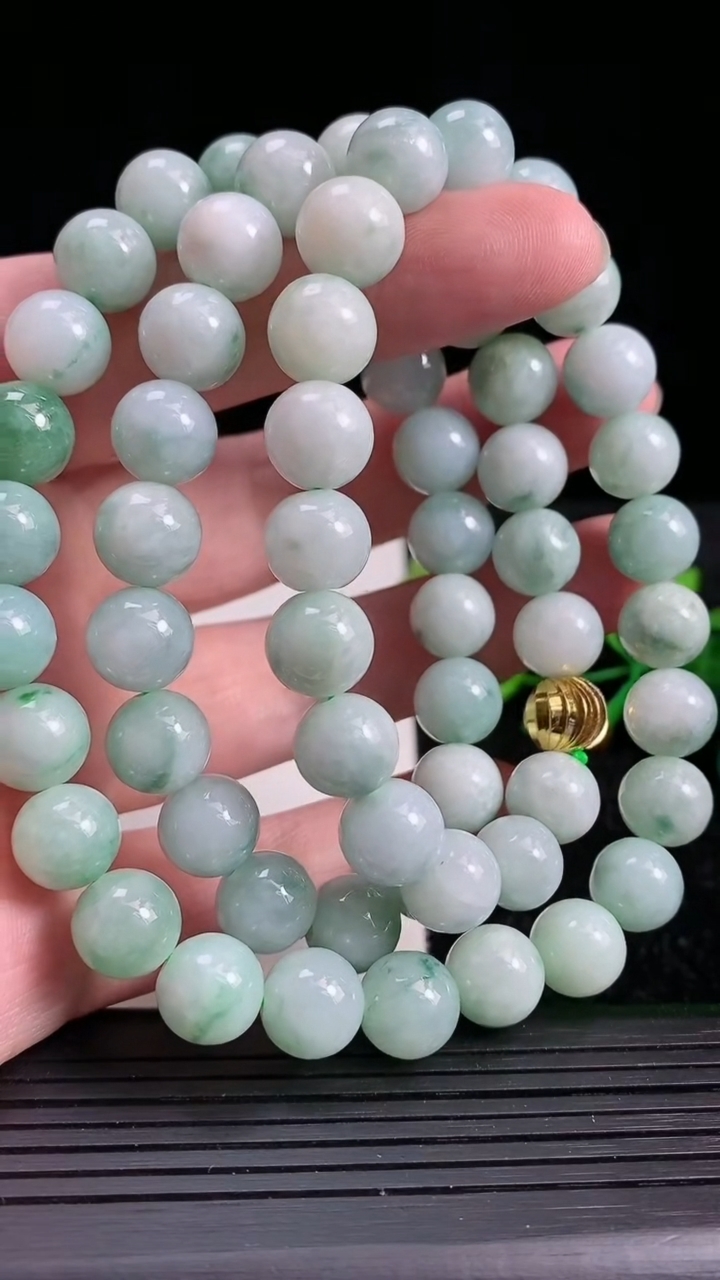 天然A货翡翠圆珠项链，尺寸10，重:127.21g3月20日
工厂直销收藏佳品,种好水足，色泽均匀，有种有色，上手高大气！