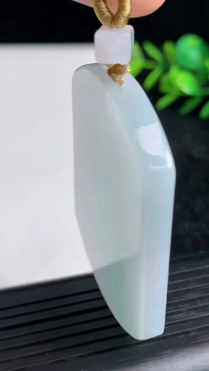 天然A货翡翠无事牌吊坠尺寸52.1-39.4-5重量:33.64g
3月20日