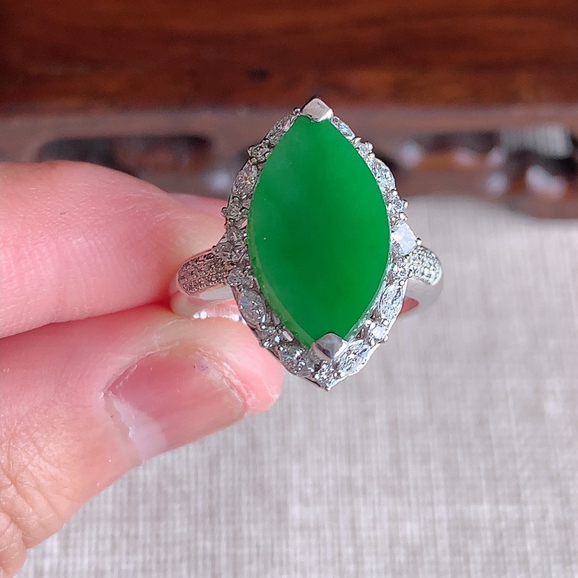 天然A货翡翠天然A货翡翠18K金伴钻镶嵌阳绿水滴戒指 圈口17.3裸石
尺寸17.7-9.3mm 重