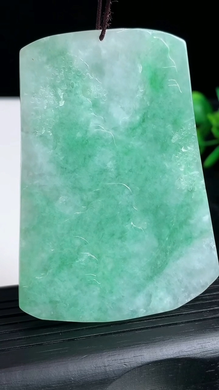 天然A货翡翠山水牌吊坠尺寸69.3-50.6-6.6重量:55.51g
3月20日